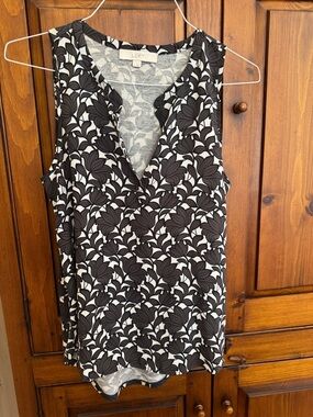LOFT Size Small Dark Gray & White Floral V-Neck Sleeveless Tunic Tank. NWOT
